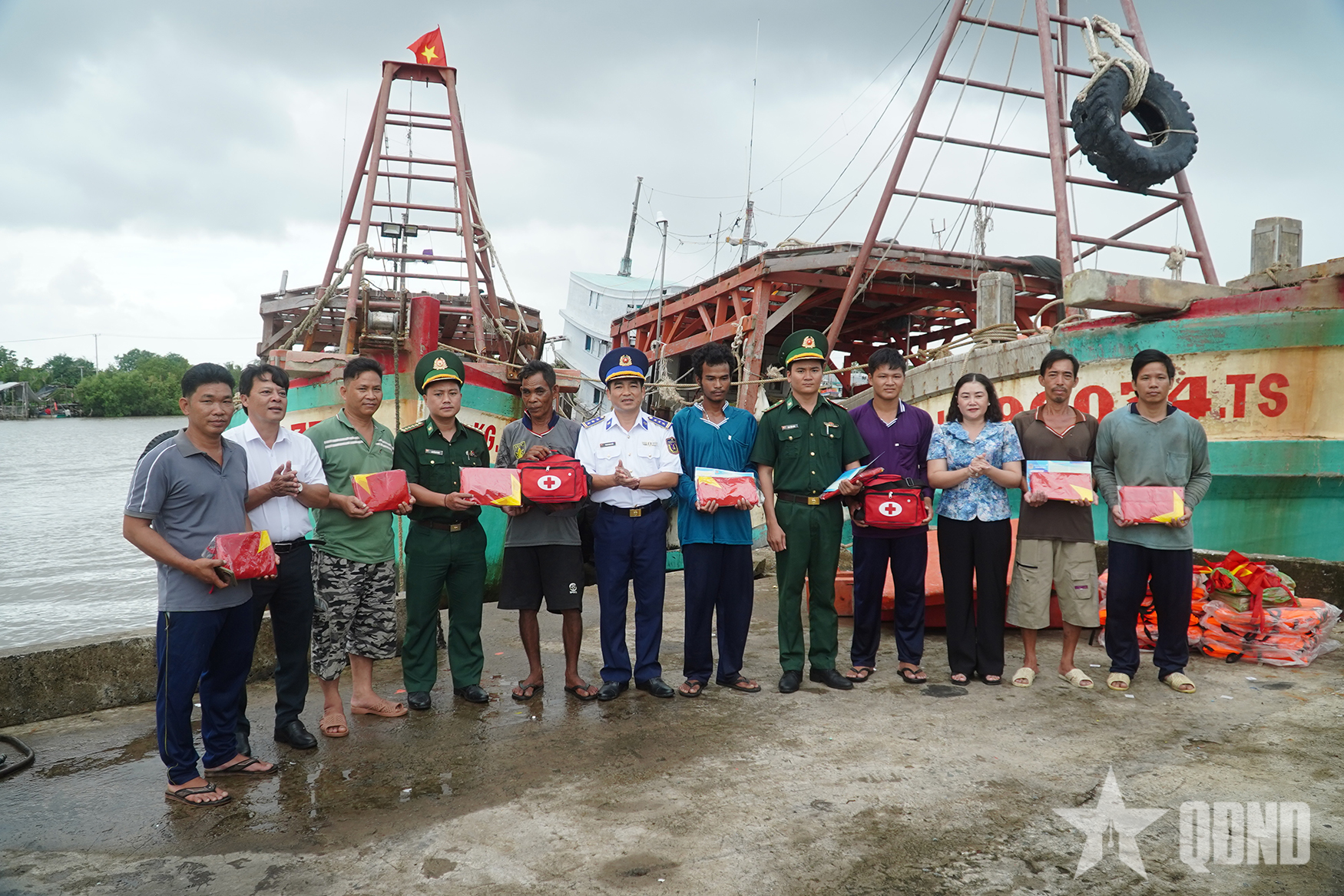 Hải đoàn 42 đồng hành cùng ngư dân Cà Mau, chung tay gỡ “thẻ vàng” EC
